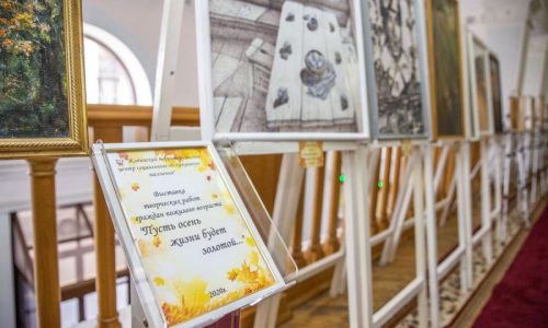 Выставка картин ко Дню пожилых людей