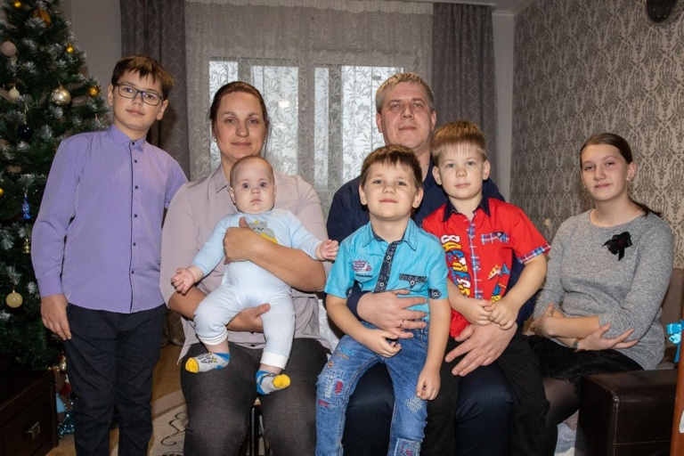 Подробнее о статье В Смолевичах поздравили с наступающими праздниками семью с семерыми детьми