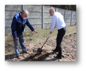 Подробнее о статье ПОСАДКА КУСТОВ СМОРОДИНЫ И МАЛИНЫ В  ГУ «Раковский психоневрологический дом-интернат для престарелых и инвалидов»