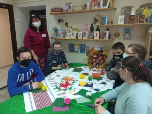 Подробнее о статье Мастер-класс по изготовлению объёмных цветов из бумаги и лент