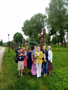 Подробнее о статье Пешая прогулка в городской парке г.Заславль подопечных отделения дневного пребывания для инвалидов  ГУ «Территориальный центр социального обслуживания населения Минского района»