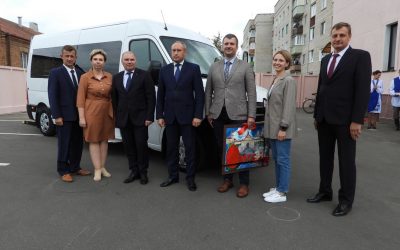 Несвижскому районному территориальному центру социального обслуживания населения подарили специальный микроавтобус