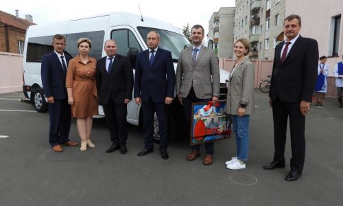 Несвижскому районному территориальному центру социального обслуживания населения подарили специальный микроавтобус