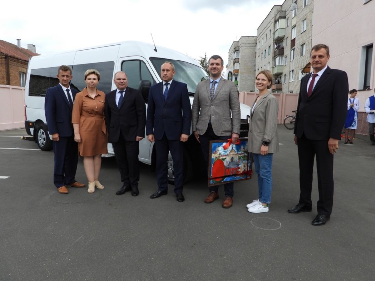 Подробнее о статье Несвижскому районному территориальному центру социального обслуживания населения подарили специальный микроавтобус