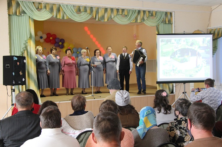 Подробнее о статье Волонтеры «серебряного возраста» отряда «Поддержка» отделения дневного пребывания для граждан пожилого возраста и инвалидов ГУ «Клецкий территориальный центр социального обслуживания населения» поздравили с Днем народного единства проживающих в ГУ «Клецкий психоневрологический дом – интернат для престарелых и инвалидов»