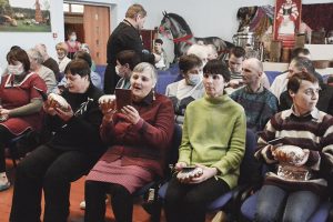 Подробнее о статье Амаль 300 велікодных кулічоў прывезлі ў Чэрвеньскі псіханеўралагічны дом-інтэрнат для састарэлых і інвалідаў