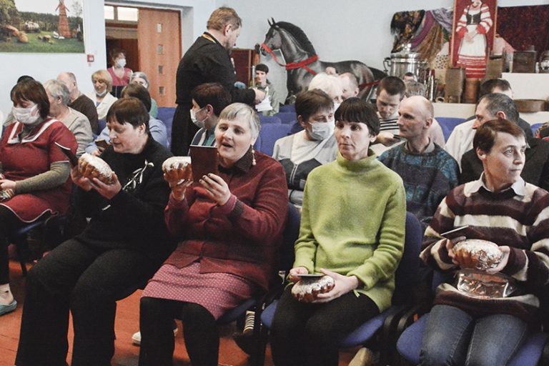 Читать далее о этой статье Амаль 300 велікодных кулічоў прывезлі ў Чэрвеньскі псіханеўралагічны дом-інтэрнат для састарэлых і інвалідаў