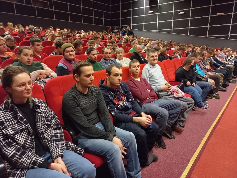 Подробнее о статье В кинотеатре «Юность» г. Воложина состоялась мотивационная встреча с Алексеем Талаем.