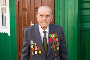 Подробнее о статье Звонарю — 97. Ветеран из Воложинского района помогает в церкви и сам ведет домашнее хозяйство