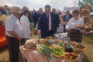 Подробнее о статье Премьер-министр Головченко попробовал хлеб, испечённый в Червенском доме-интернате