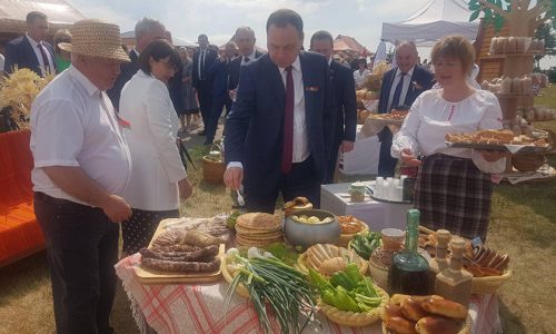 Премьер-министр Головченко попробовал хлеб, испечённый в Червенском доме-интернате