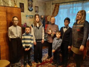 Подробнее о статье Школьники г. Слуцка посетили бабушек, состоящих на надомном обслуживании