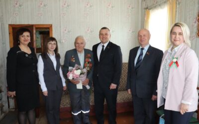 К участнику Великой Отечественной войны Владимиру Андреевичу Копко приехали с поздравлениями