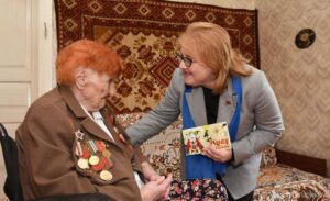 Подробнее о статье Заместитель председателя комитета Наталья Игнатович посетила ветерана труда социальной сферы в преддверии Дня Победы