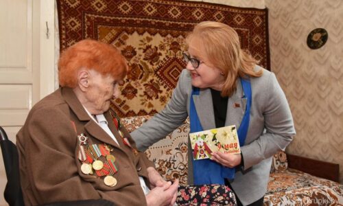 Заместитель председателя комитета Наталья Игнатович посетила ветерана труда социальной сферы в преддверии Дня Победы