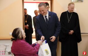 Подробнее о статье Александр Турчин и Митрополит Вениамин вручили подарки подопечным Смолевичского ТЦСОН